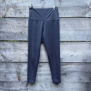 Onzie Flow Leggings - Size M/L